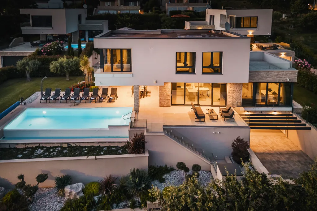 4-Bedroom Villa with Pool & Jacuzzi in Brnobići