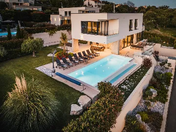 4-Bedroom Villa with Pool & Jacuzzi in Brnobići