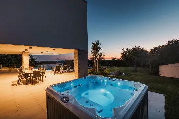 4-Bedroom Villa with Pool & Jacuzzi in Brnobići