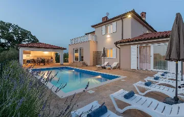 Villa in Buroli with Pool, Sauna and Outdoor Kitchen