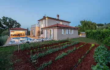 Villa in Buroli with Pool, Sauna and Outdoor Kitchen