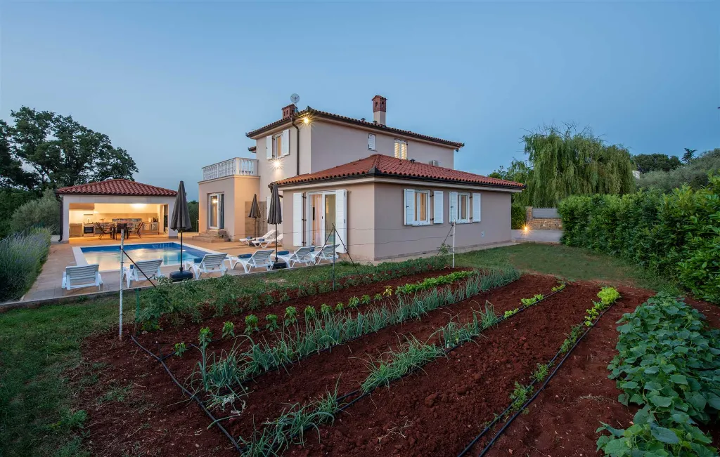 Villa in Buroli with Pool, Sauna and Outdoor Kitchen