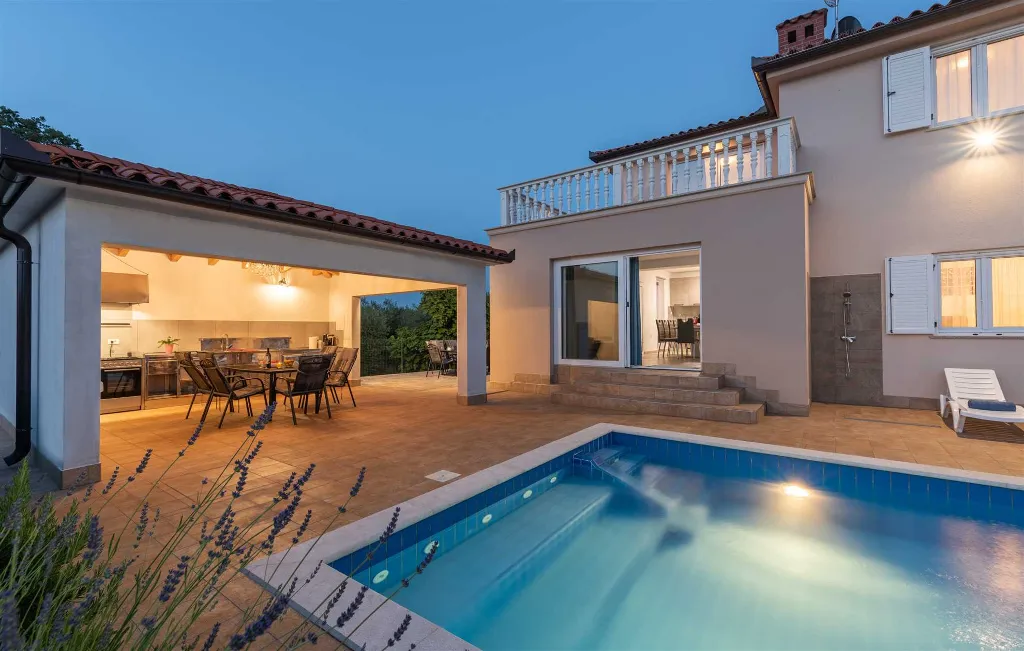 Villa in Buroli with Pool, Sauna and Outdoor Kitchen