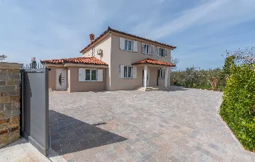 Villa in Buroli with Pool, Sauna and Outdoor Kitchen