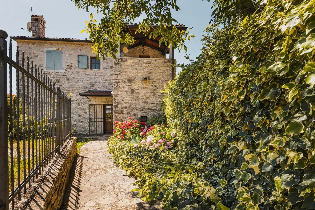 Sv. Lovreč 3-Bedroom Villa with Pool and Garden