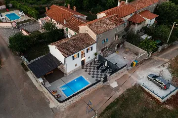Villa with Pool in Muntrilj
