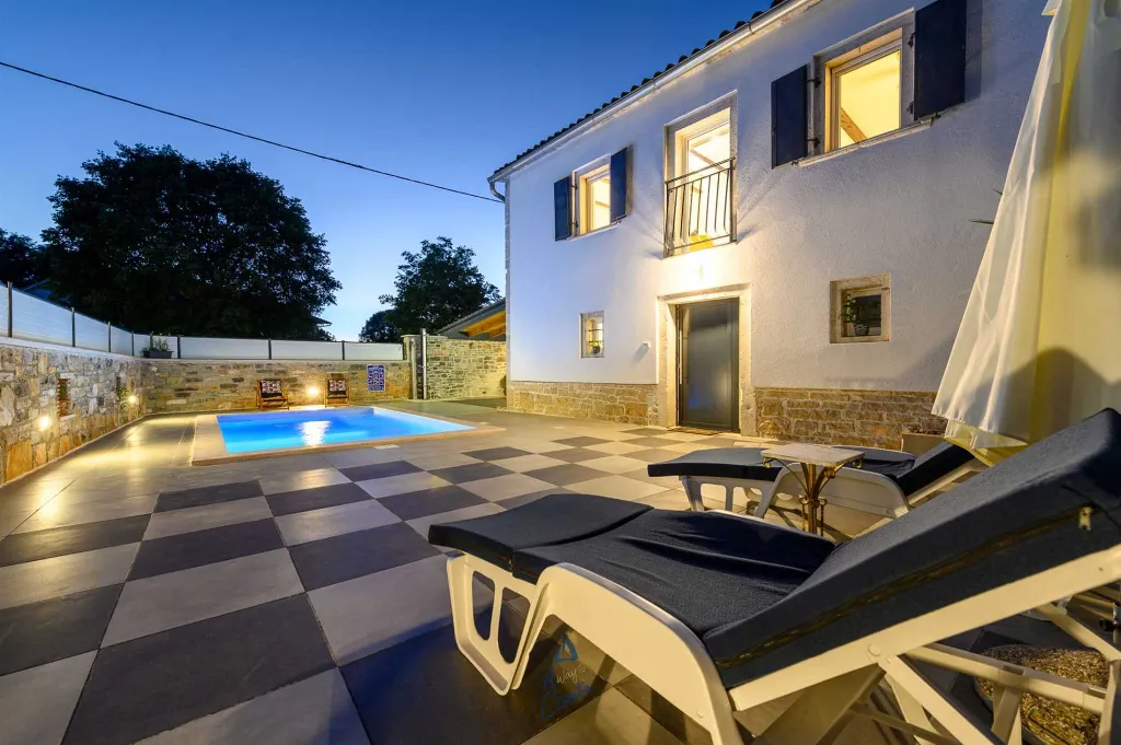 Villa with Pool in Muntrilj