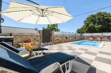 Villa with Pool in Muntrilj