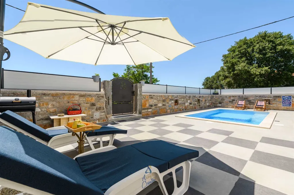 Villa with Pool in Muntrilj