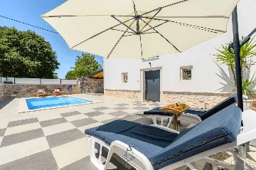Villa with Pool in Muntrilj