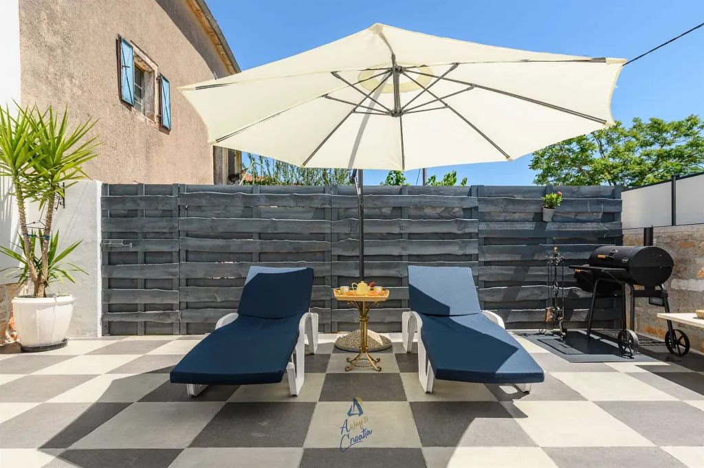 Villa with Pool in Muntrilj