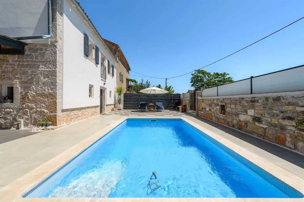 Villa with Pool in Muntrilj