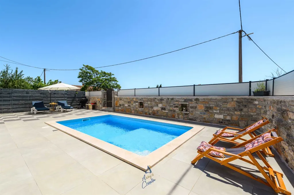 Villa with Pool in Muntrilj