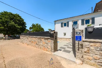 Villa with Pool in Muntrilj