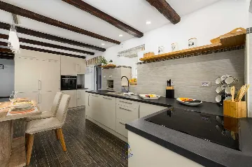 Villa with Pool in Muntrilj