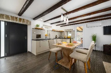 Villa with Pool in Muntrilj