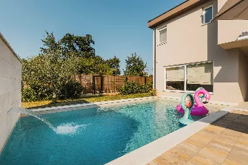 4-Bedroom Villa with Pool in Krnica for 8 Guests