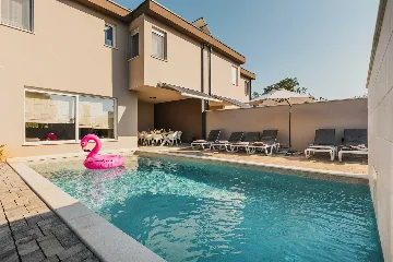 4-Bedroom Villa with Pool in Krnica for 8 Guests