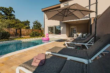 4-Bedroom Villa with Pool in Krnica for 8 Guests