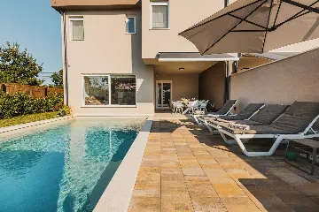4-Bedroom Villa with Pool in Krnica for 8 Guests