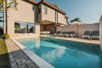 4-Bedroom Villa with Pool in Krnica for 8 Guests