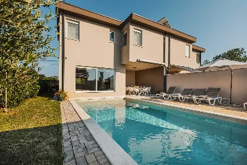 4-Bedroom Villa with Pool in Krnica for 8 Guests