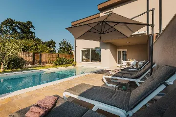 4-Bedroom Villa with Pool in Krnica for 8 Guests