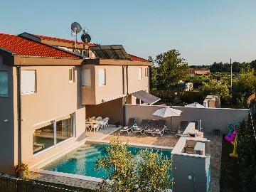 4-Bedroom Villa with Pool in Krnica for 8 Guests