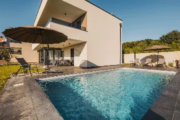 4-Bedroom Villa with Pool in Kaštelir (for 8)