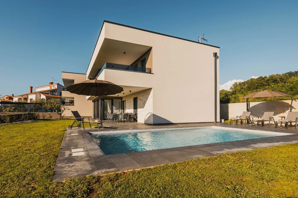 4-Bedroom Villa with Pool in Kaštelir (for 8)