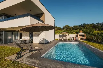 4-Bedroom Villa with Pool in Kaštelir (for 8)