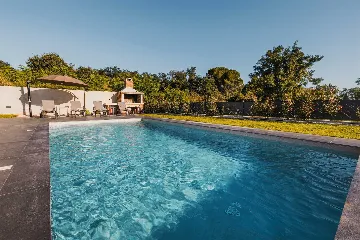 4-Bedroom Villa with Pool in Kaštelir (for 8)