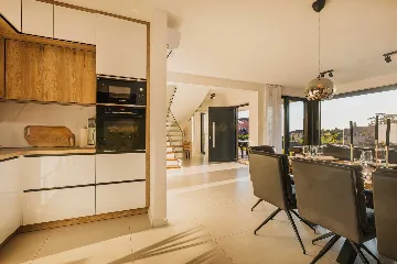 4-Bedroom Villa with Pool in Kaštelir (for 8)