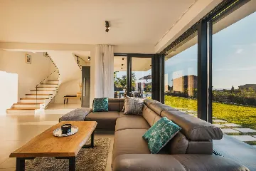 4-Bedroom Villa with Pool in Kaštelir (for 8)