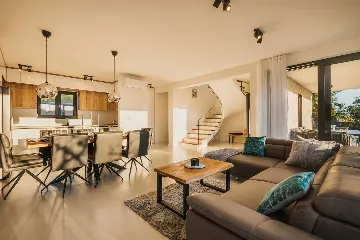 4-Bedroom Villa with Pool in Kaštelir (for 8)