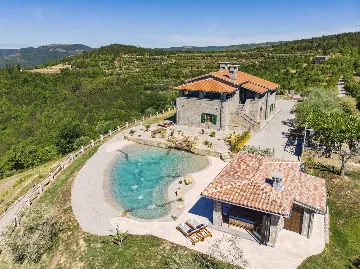 Buzet Villa for 6 Guests with Lagoon Pool and Views