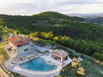 Buzet Villa for 6 Guests with Lagoon Pool and Views