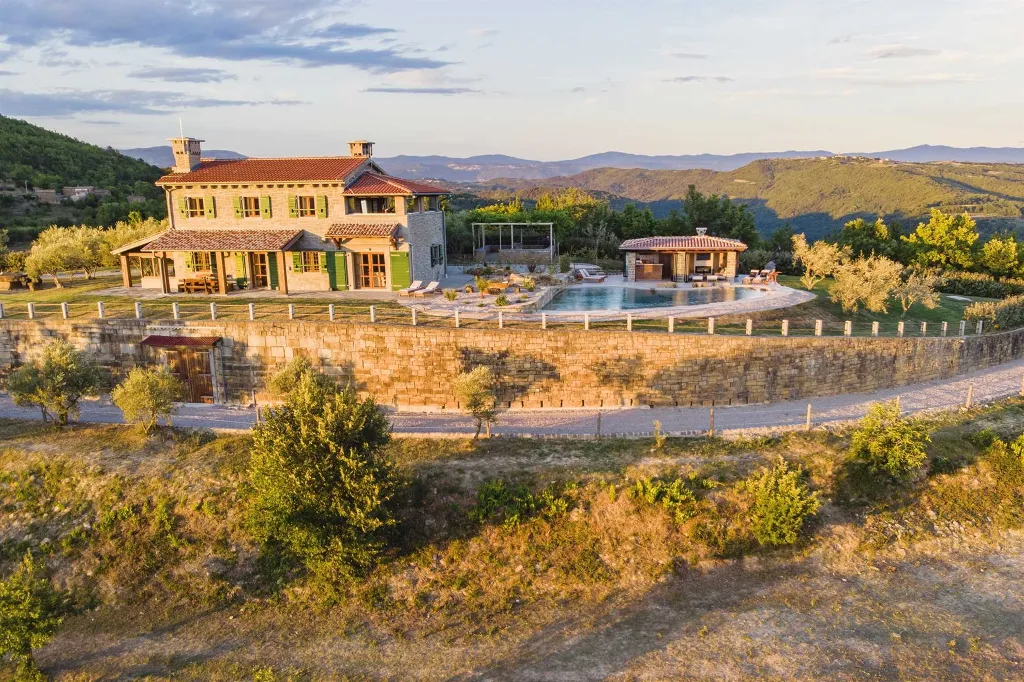 Buzet Villa for 6 Guests with Lagoon Pool and Views