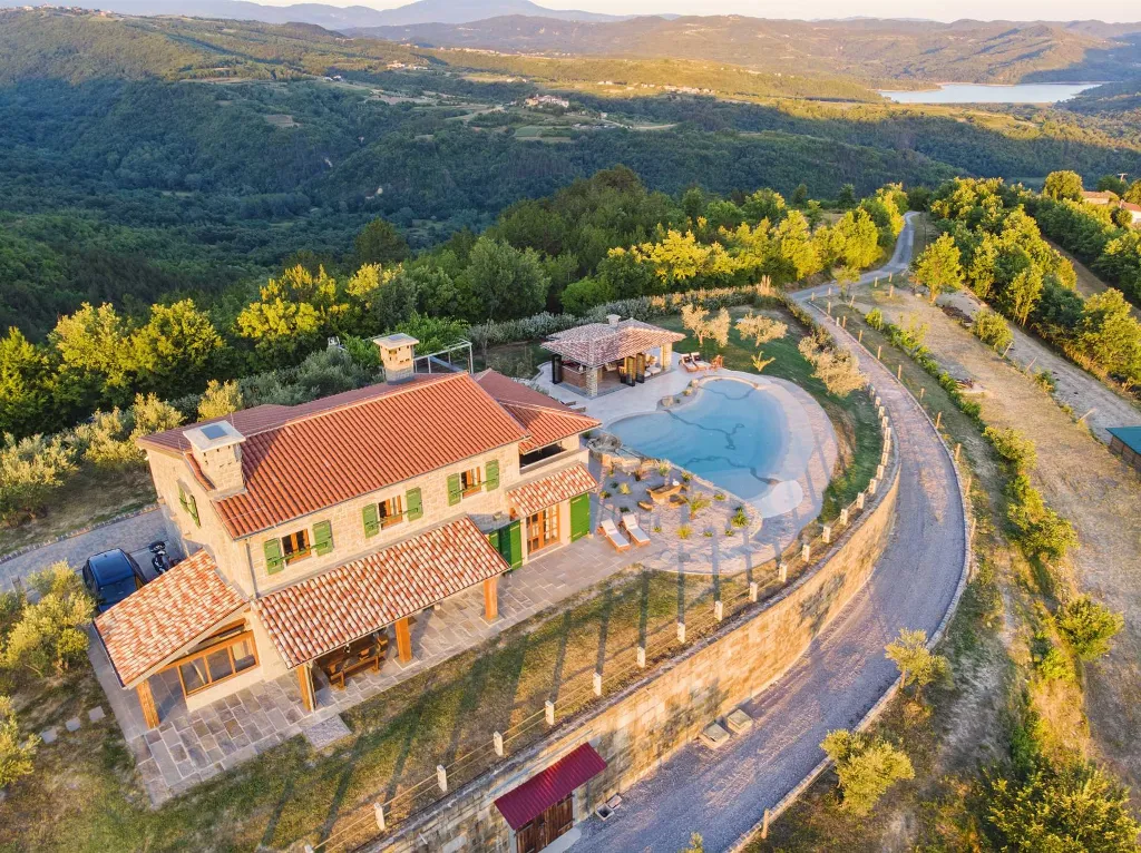 Buzet Villa for 6 Guests with Lagoon Pool and Views