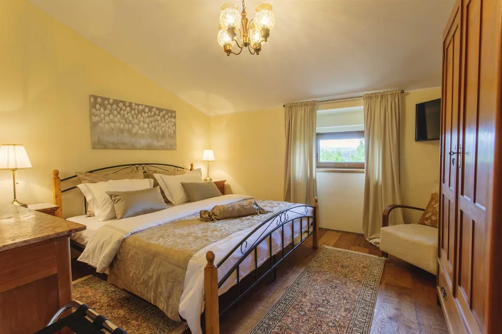 Buzet Villa for 6 Guests with Lagoon Pool and Views