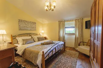 Buzet Villa for 6 Guests with Lagoon Pool and Views