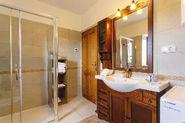 Buzet Villa for 6 Guests with Lagoon Pool and Views