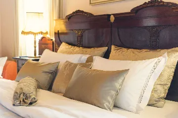 Buzet Villa for 6 Guests with Lagoon Pool and Views