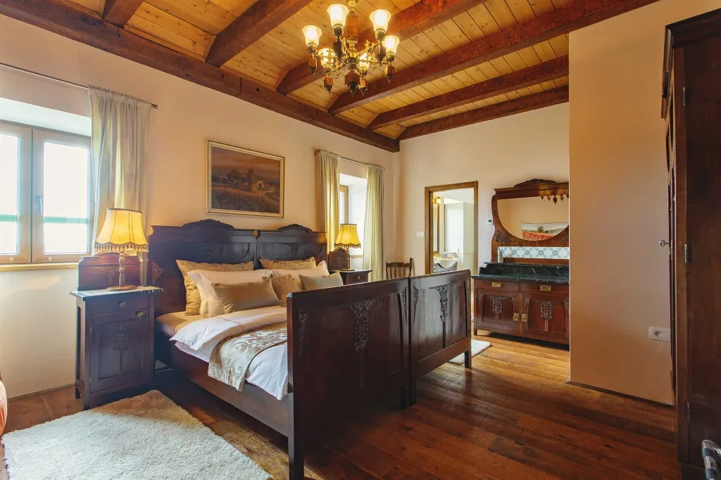 Buzet Villa for 6 Guests with Lagoon Pool and Views
