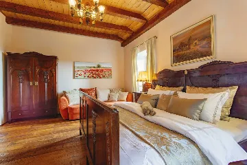 Buzet Villa for 6 Guests with Lagoon Pool and Views