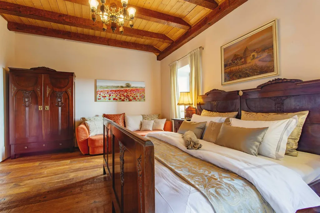 Buzet Villa for 6 Guests with Lagoon Pool and Views