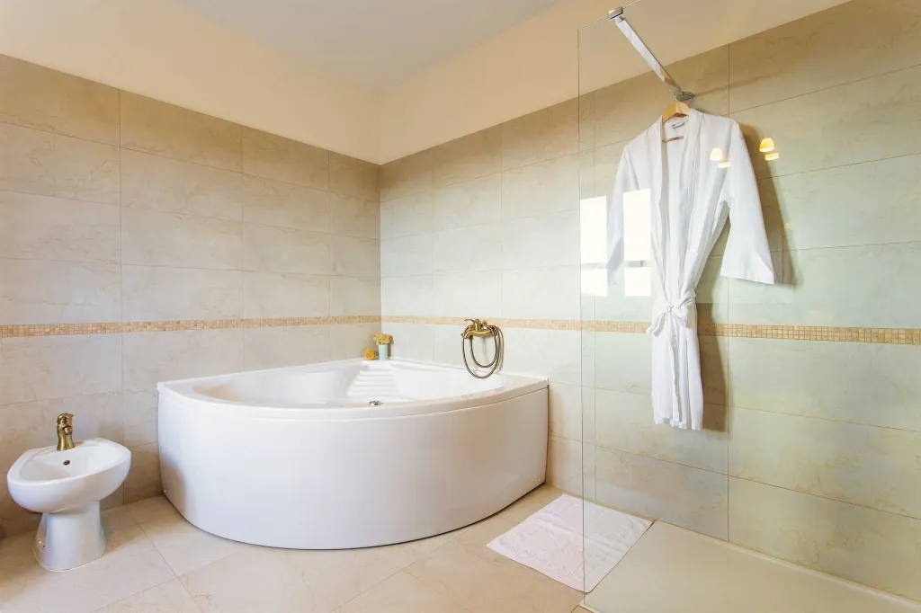 Buzet Villa for 6 Guests with Lagoon Pool and Views