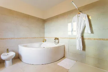 Buzet Villa for 6 Guests with Lagoon Pool and Views