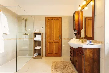 Buzet Villa for 6 Guests with Lagoon Pool and Views