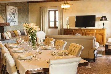 Buzet Villa for 6 Guests with Lagoon Pool and Views